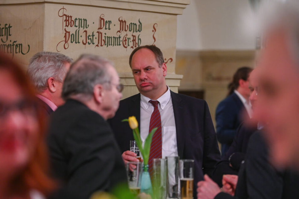 OB Dirk Hilbert (47, FDP) schaute sich im Ratskeller bei einem Empfang schon mal probeweise um.