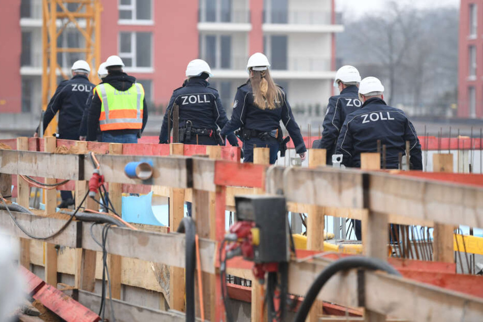 Zollkontrollen gegen Schwarzarbeit auf einer Baustelle.