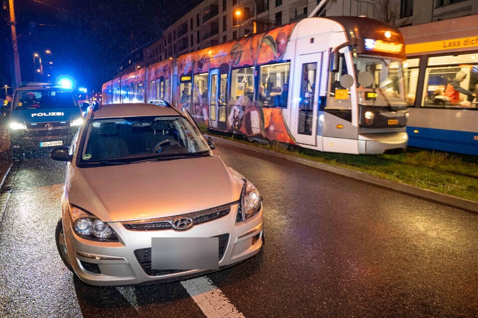 Als der Fahrer wenden wollte, hatte er offenbar die nahende Tram übersehen.