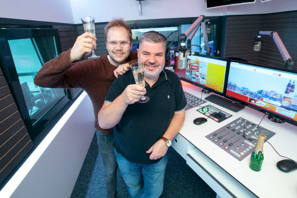 Nur ausnahmsweise posieren die Hitradio RTL-Moderatoren Axel Metz (52, r.) und Lukas Baumann (30) fürs Foto mit einem Gläschen Sekt. Denn im Studio herrscht normalerweise absolutes Flüssigkeitsverbot.