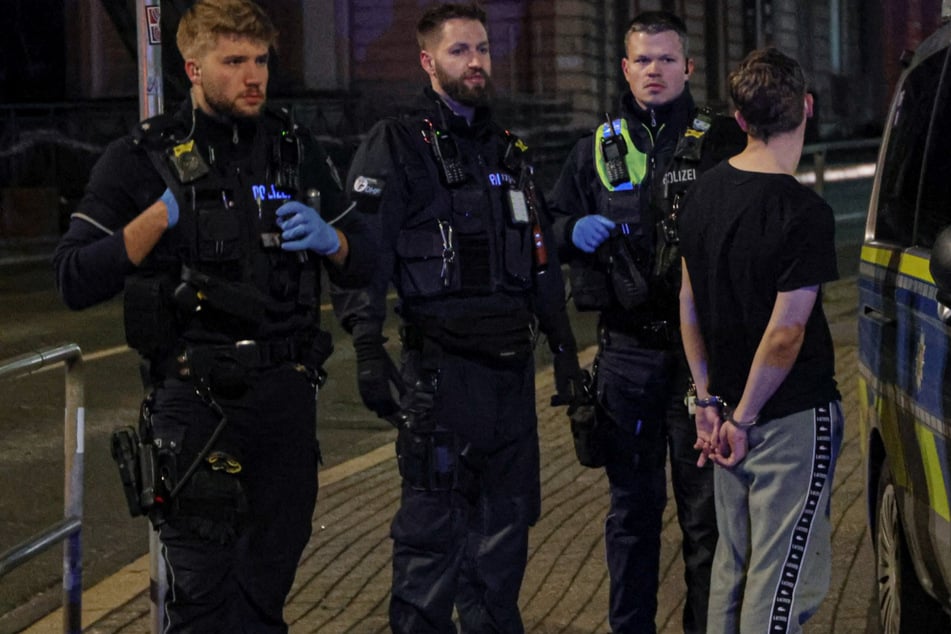 Messerattacke: Streit an Karneval eskaliert: 19-Jähriger sticht in Bus auf drei Menschen ein