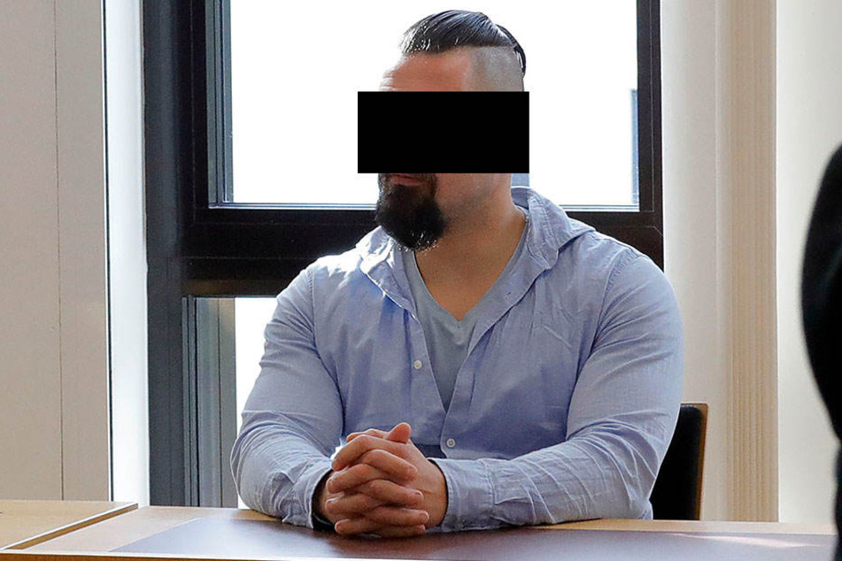 Wegen tätlichen Angriffs auf Vollstreckungsbeamte stand ein 27-Jähriger aus dem thüringischen Zeulenroda vor Gericht.