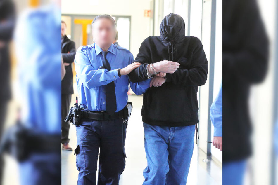 Laurent F. (55) versteckt sein bärtiges Gesicht bei jedem Prozesstag hinter einer zugezogenen Kapuze.