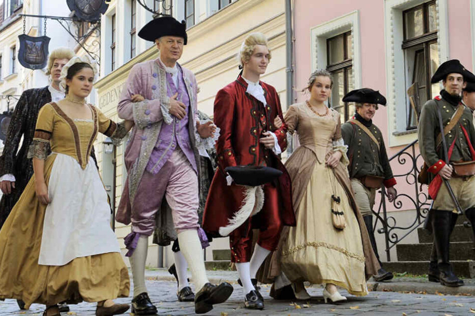 In prunkvollen Kostümen ziehen am Wochenende Künstler durch das Nikolaiviertel.