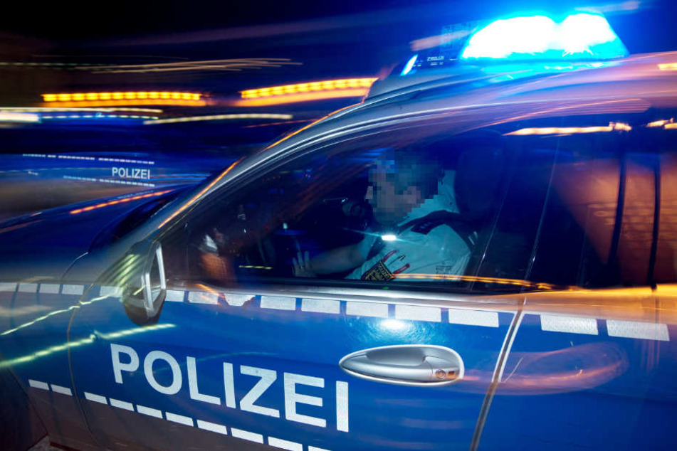 Die Polizei war schnell vor Ort. Der Angreifer ließ sich widerstandslos festnehmen (Symbolbild).