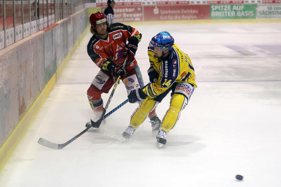 Mike Hoeffel (l. gegen Weißwassers Jens Heyer) könnte künftig mit Erik Gollenbeck und Patrick Pohl in einer Sturmreihe agieren.