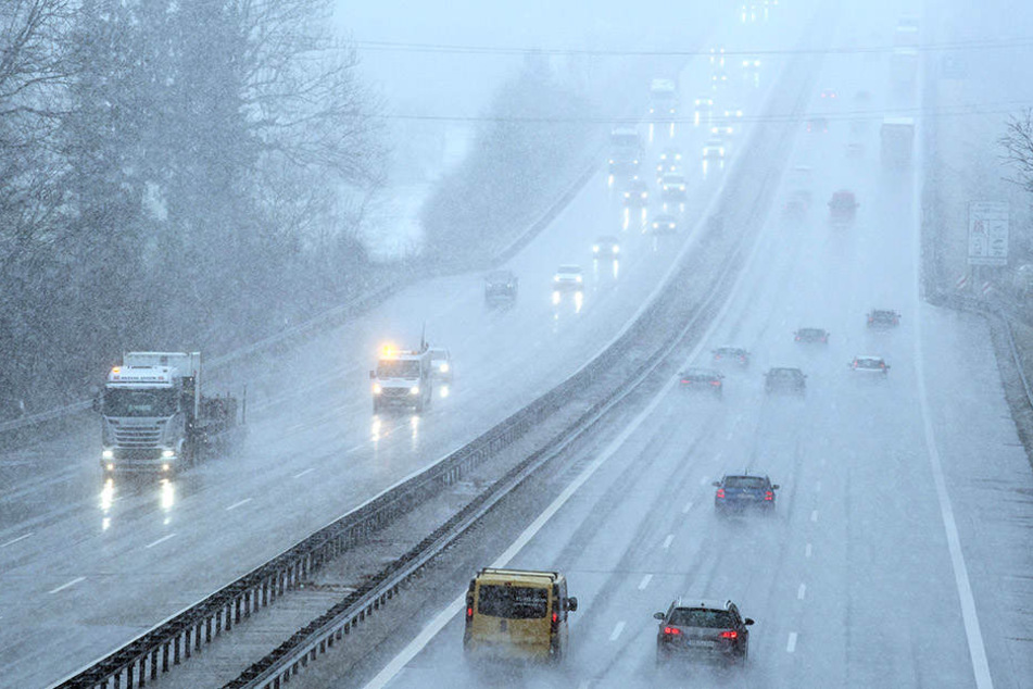 Bei winterlichen Bedingungen sind Fahrzeuge vorsichtig über die A8 unterwegs.