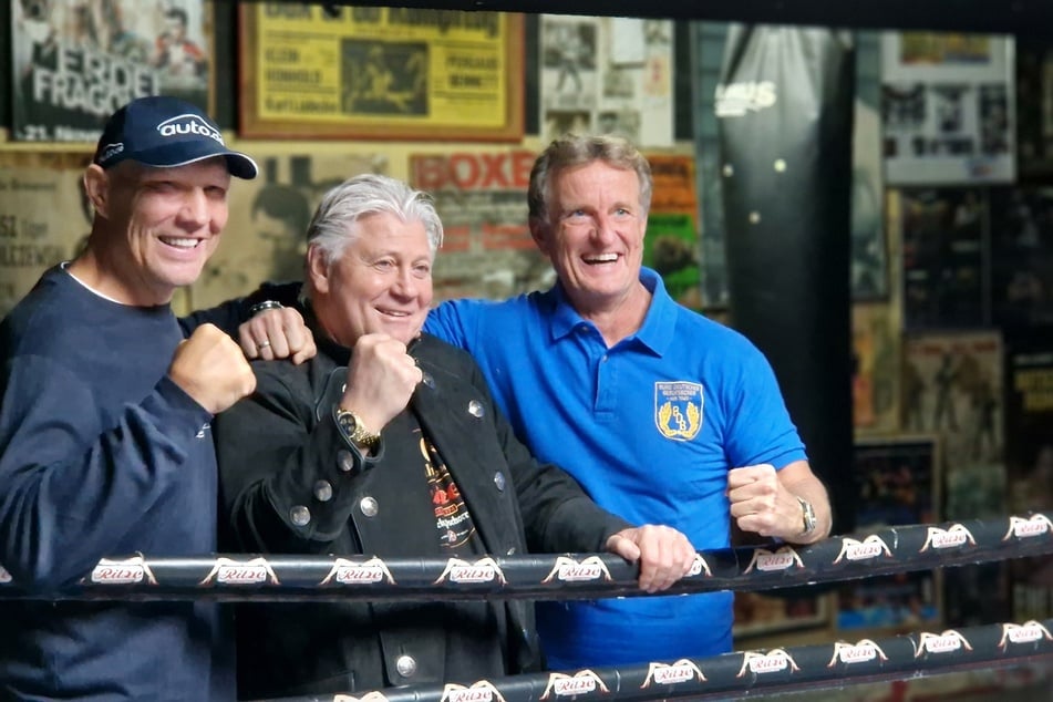 Axel Schulz (55, l.), Carsten Marek (M.) und Thomas Pütz (58, r.), Präsident des Bundes Deutscher Berufsboxer, freuen sich auf die große Feier der Ritze.