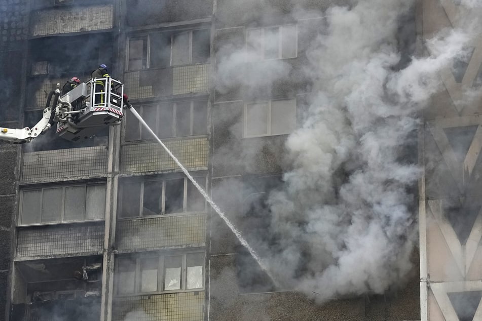 Bei neuen russischen Luftangriffen wurde ein Wohnhaus in Kiew zerstört.