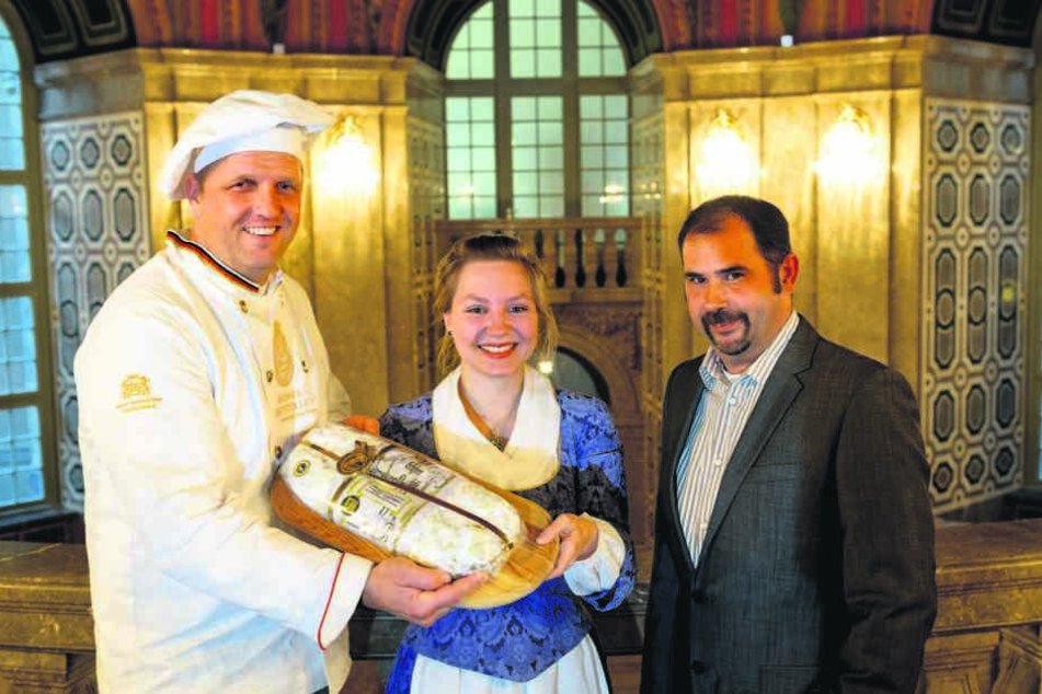Das Stollenfest am 8. Dezember zählt wieder zu den Höhepunkten. Bäckermeister René Krause (42), Stollenmädchen Lina Trepte und Programm-Chef Alexander Siebeke (46) freuen sich schon.