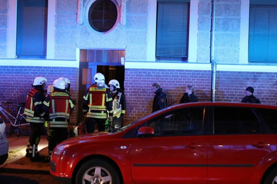 Unbekannte hatten einen Fahrradanhänger in Brand gesetzt.