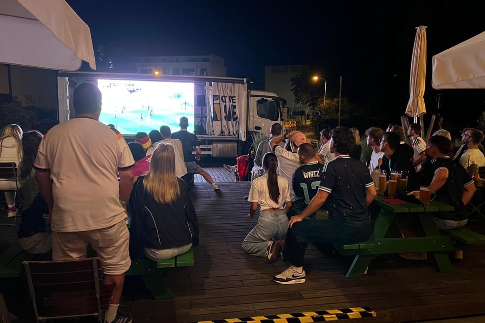 Im Dolden Mädel schauten die meisten Fans alle auf einen großen Bildschirm, was definitiv ein Plus für die Atmosphäre war.