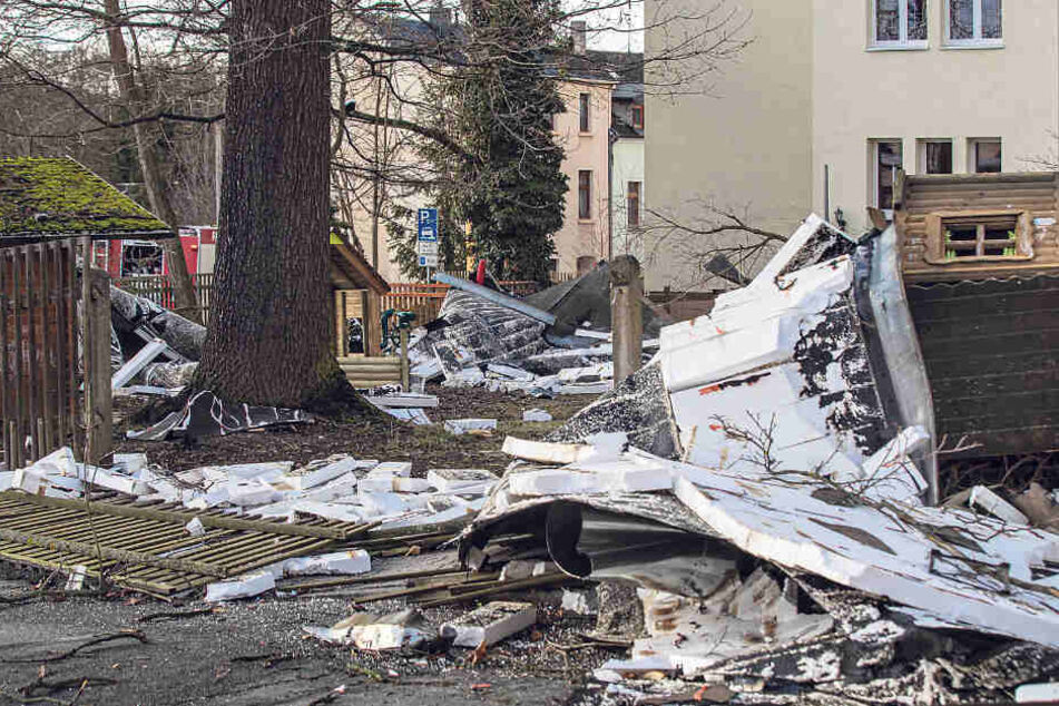 Das Dach der Kita "Märchenland" in Netzschkau wurde durch Sturmböen abgedeckt.