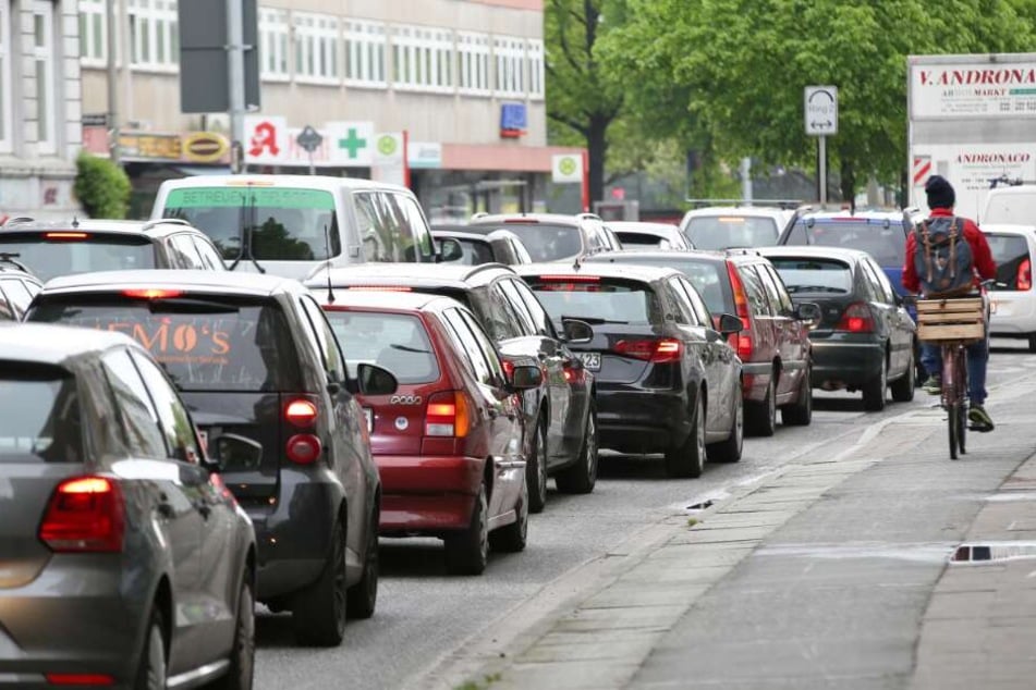 Der Verkehr staut sich vor der Kreuzung Max-Brauer-Allee/Holstenstraße.