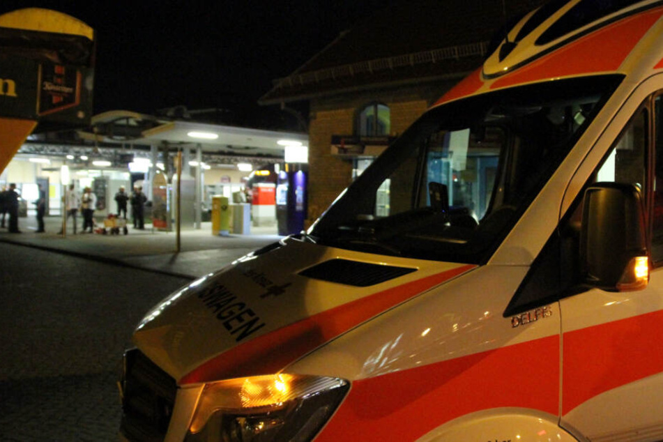 Ein Rettungswagen steht vor dem Bahnhof.