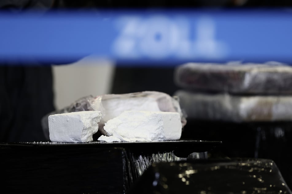 In den Containern entdeckten die Beamten über 400 mit schwarzer Folie umwickelte Pakete mit jeweils rund 20 hartgepressten Kokainblöcken.