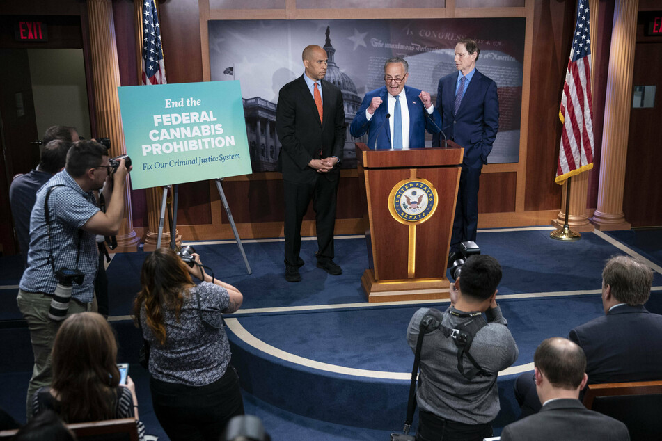 Senate Majority Leader Chuck Schumer (c.) was joined by Senators Cory Booker (l.) and Ron Wyden at the press conference.