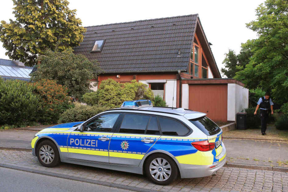 Ein Polizeifahrzeug steht vor einem Haus in dem Kinderpornografie gefunden wurde.