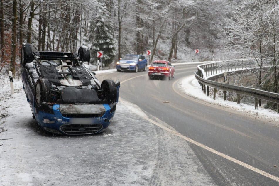 Ein Ford landete bei Breitenbrunn (Erzgebirge) auf dem Dach.