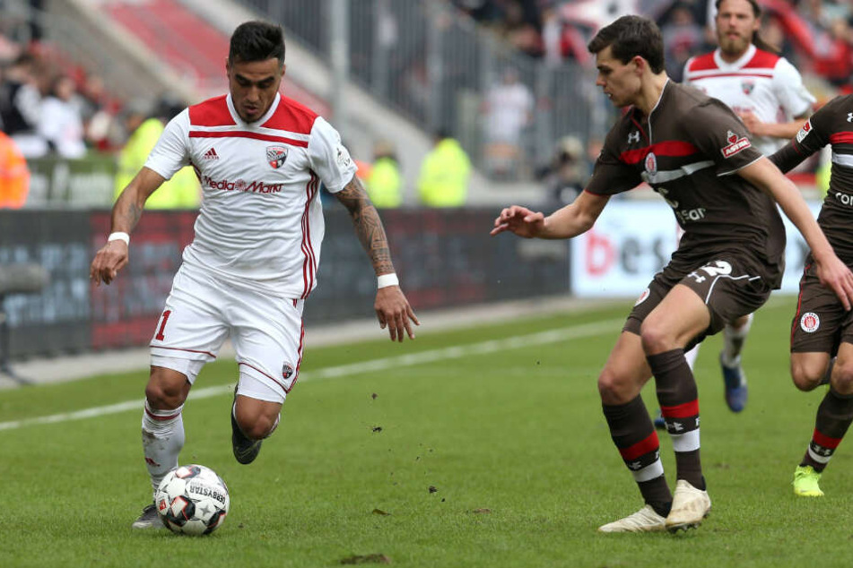 Justin Hoogma (rechts) stellt seinen Gegenspieler Dario Lezcano.