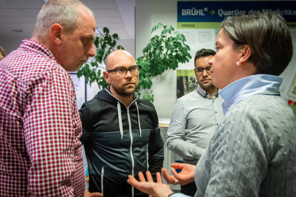 OB-Kandidatin Almut Patt (51, CDU, r.) und Detlef Müller (55, SPD, l.) tauschten sich im Brühlbüro mit Unternehmer Volker Beyer (44) aus.