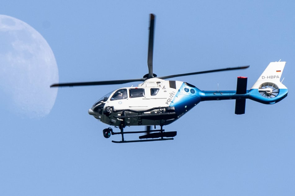 Die Polizei suchte mit einem Hubschrauber nach den Dieben, allerdings ohne Erfolg. (Symbolbild)