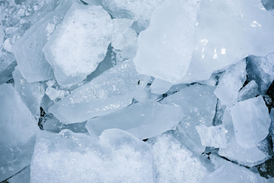 die Jungs warfen die Eisbrocken rund zehn Meter in die Tiefe. (Symbolbild)