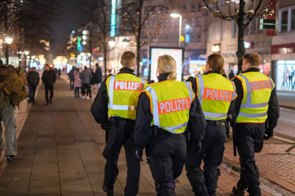 Polizisten patrouillieren in der Innenstadt von Hannover. Kontrollen sollten das Feuerwerksverbot durchsetzen.