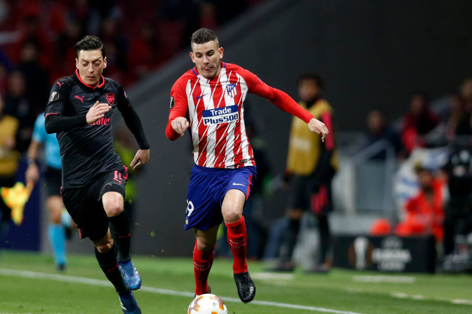 Lucas Hernandez (r) von Atletico Madrid im Zweikampf mit Mesut Özil vom FC Arsenal.