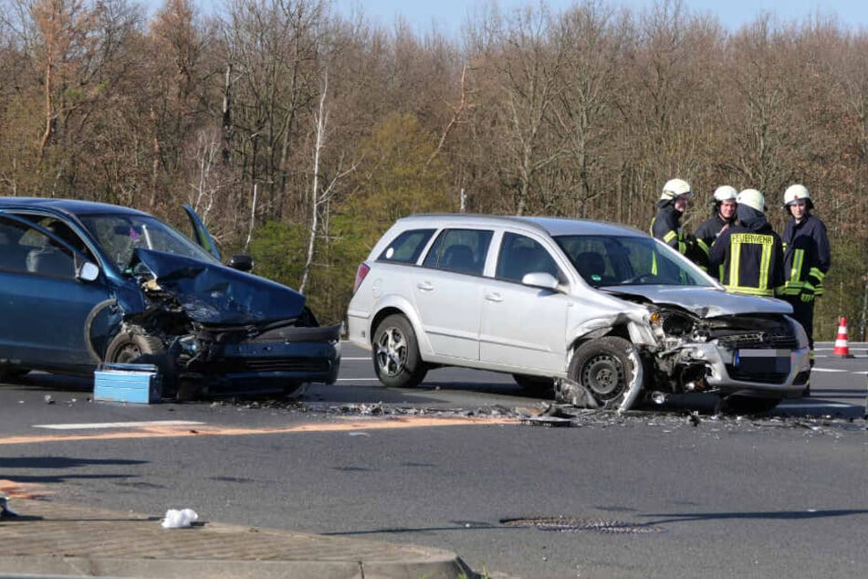Zwei Opel krachten ineinander, drei Personen mussten ins Krankenhaus gebracht werden.