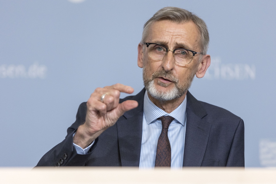 ... Sachsens Innenminister Armin Schuster (61, CDU) klagen.