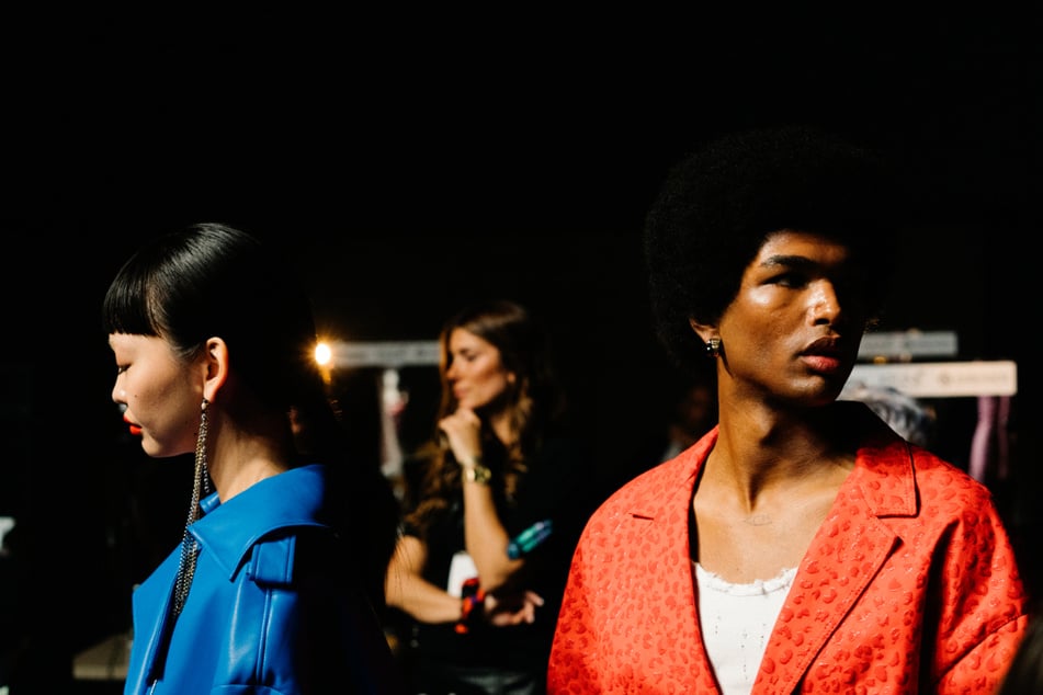 Als eines der bekanntesten Gesichter der Berlin Fashion Week vereint Kilian Kerner Glamour, Statement und Tragbarkeit. © Kilian Kerner Backstage Line-up by Moritz Högemann
