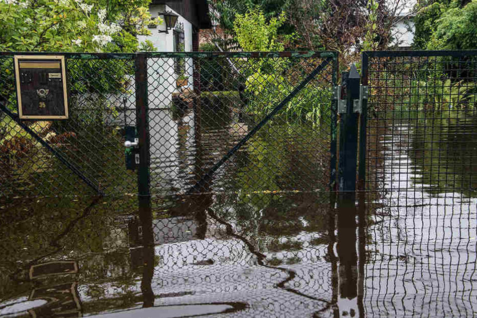 Teilweise stand das Wasser bis über die Knie in der Siedlung. Neben fehlenden fließenden Wasser musste auch der Strom abgestellt werden. Selbst der Postbote kam nicht mehr.