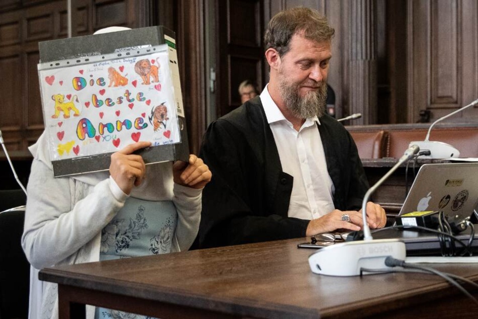 Die Angeklagte sitzt vor Prozessbeginn im Gerichtssaal neben ihrem Anwalt Martin Heising.