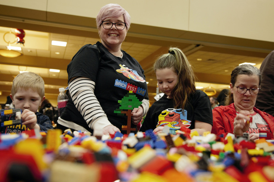 Statt in Bällen kann in der Messehalle 4 in Legosteinen gebadet werden.