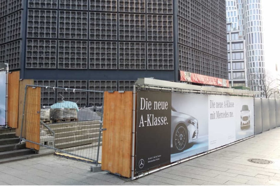 Die Werbung erstreckt sich komplett um die Gedächtniskirche.