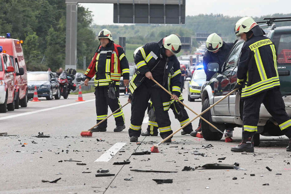 Die Autobahn glich nach dem Crash einem Trümmerfeld.