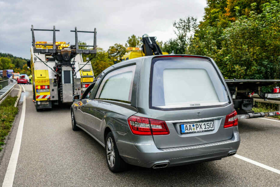 Eine 57-jährige Frau ist tödlich verunglückt und wurde mit diesem Leichenwagen von der Unfallstelle weggebracht.