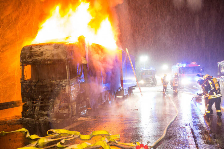 Das schnelle Eintreffen der Feuerwehr verhinderte ein Übergreifen der Flammen auf den Anhänger.