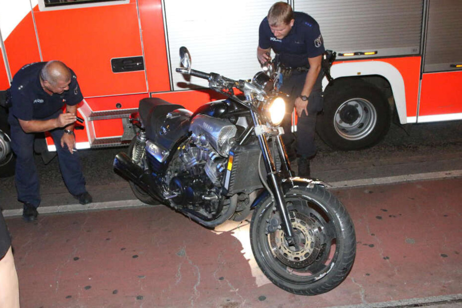 Polizisten begutachten die gestohlene Yamaha.
