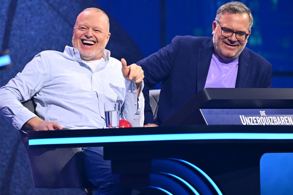 Ende gut, alles gut: Stefan Raab (59, l.) und Elton (54) leisteten sich bei der "Die Unzerquizbaren"-Premiere zwar einen peinlichen Patzer, konnten sich am Ende aber trotzdem über den Sieg freuen.