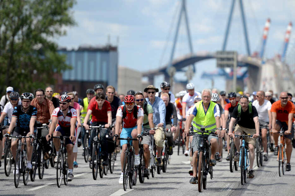 Eine Route führt auch über die Köhlbrandbrücke.