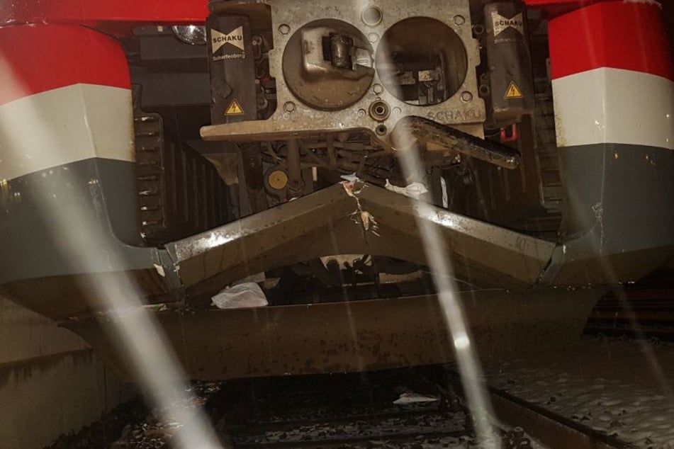 Der Zug wurde bei dem Crash stark beschädigt.