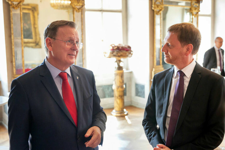 Sachsens Ministerpräsident Michael Kretschmer (44, r.) spricht von einer "Bedrohung für unsere freiheitlich-demokratische Grundordnung". Sein Thüringer Amtskollege Bodo Ramelow (63) fordert eine Grundsatzentscheidung für ein gewerberechtliches Rechtsrockk