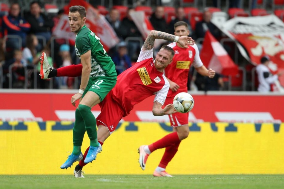 Chemie Leipzigs Tomas Petracek (l.) und Pierre Becken im Zweikampf. Gewinnen konnte keines der beiden Teams das Duell.