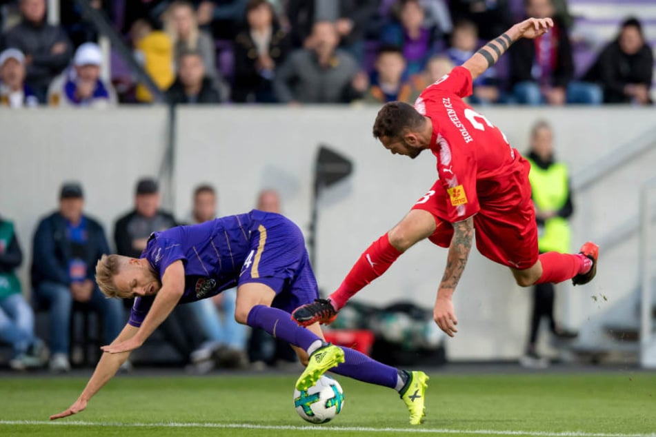 Aues Pascal Koepke (l) und Kiels Dominik Schmidt im Zweikampf um den Ball.