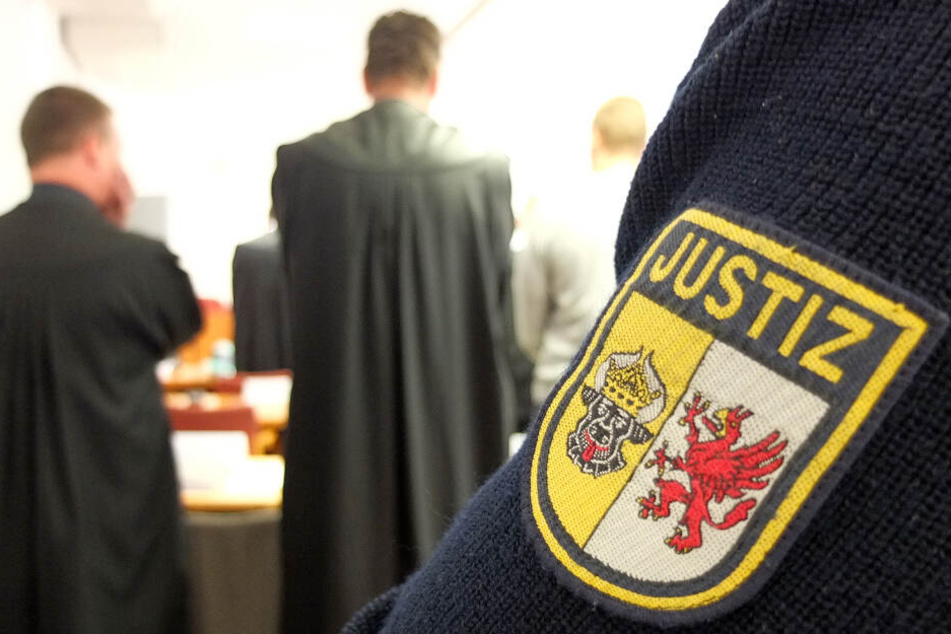 Ein Justizbeamter steht in einem Saal des Landgerichts.