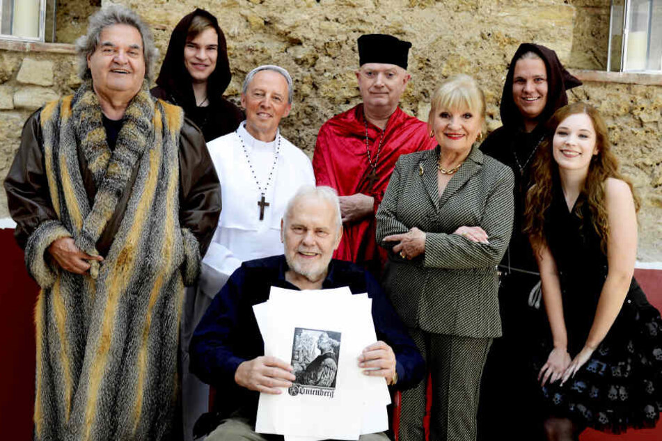 Die Schauspieler (v.l.) Helmut Markwort, Sebastian Zipp, Helmut Schlösser, Gunther Emmerlich (sitzend), Frank Golischewski, Margit Sponheimer, Dennis Johnson und Jasmin Reif.
