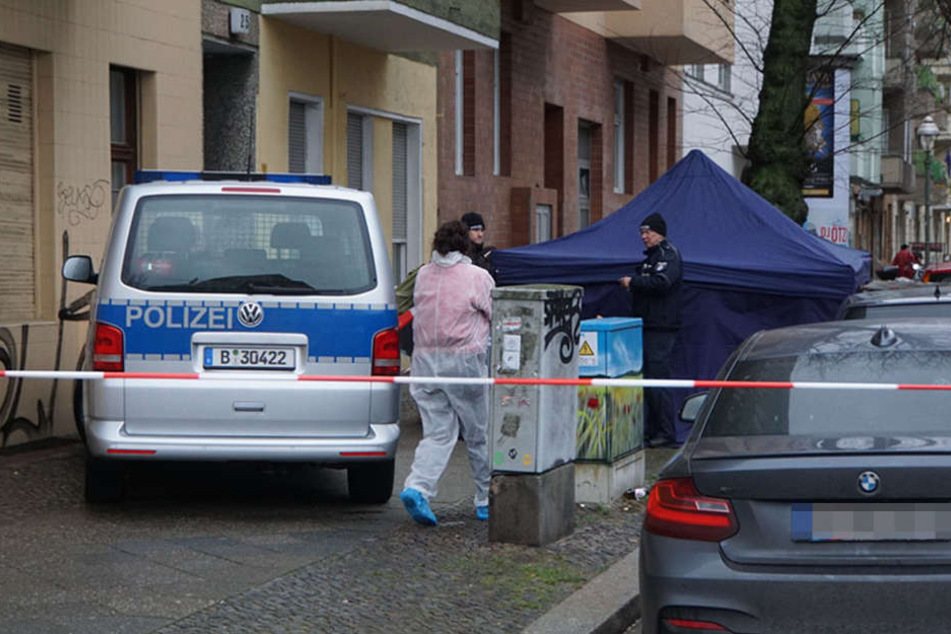 Die Mordkommission ist vor Ort und untersucht die Fundstelle.