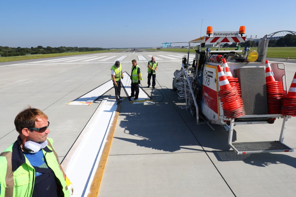 Jährlich erneuert der Flughafen Hamburg die Pisten. (Archivbild)